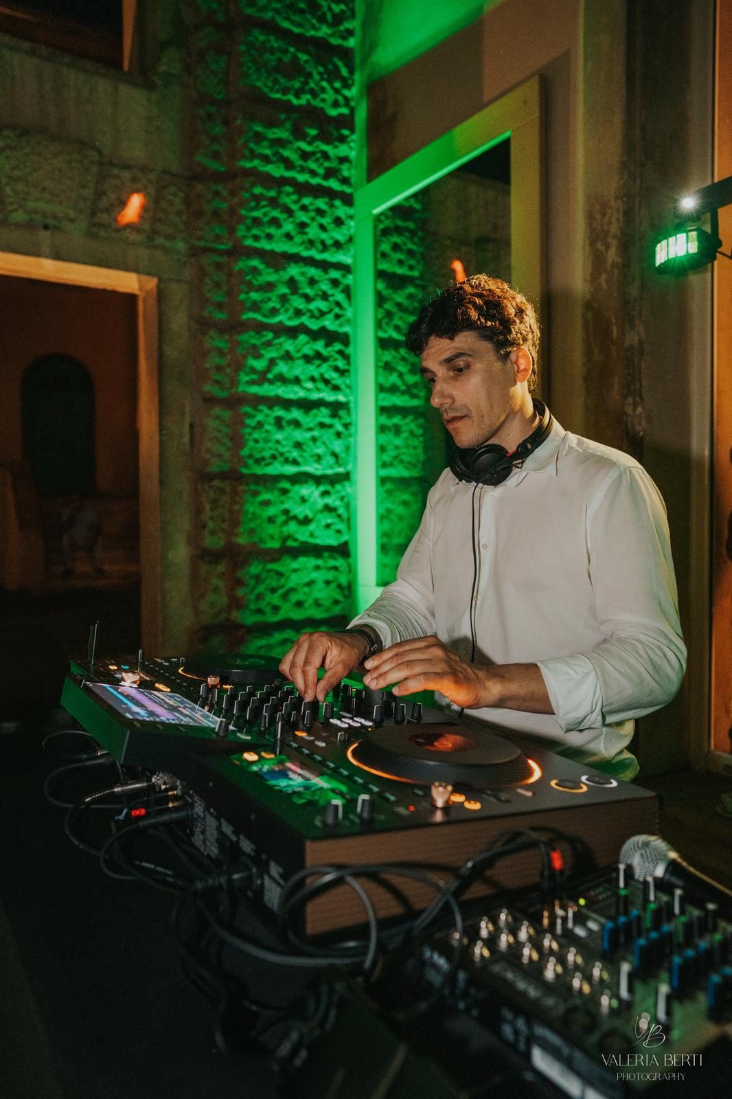 DJ set di matrimonio in una villa sul Lago di Como: Jam Mattia alla console tra pareti in pietra illuminate di verde, destination wedding in Lombardia