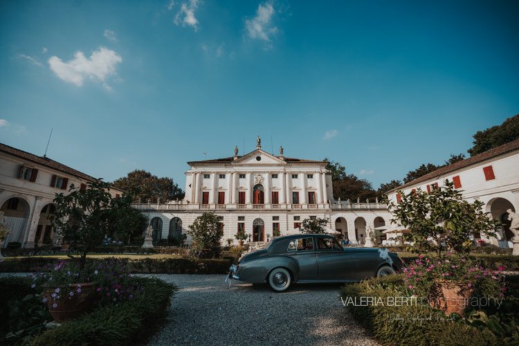 Villa Ca' Marcello (Levada di Piombino Dese, Padova), una delle ville venete più belle: facciata palladiana e auto d'epoca degli sposi, location di un matrimonio con DJ set Jam Mattia