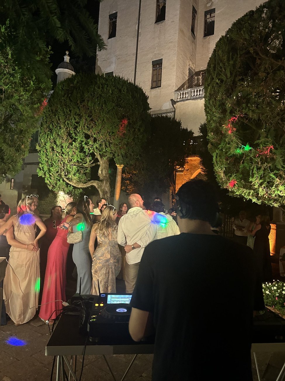 Setup esterno al Castello del Catajo (Battaglia Terme, Padova): invitati che si abbracciano e ballano nel parco serale, la musica di Jam Mattia unisce le persone