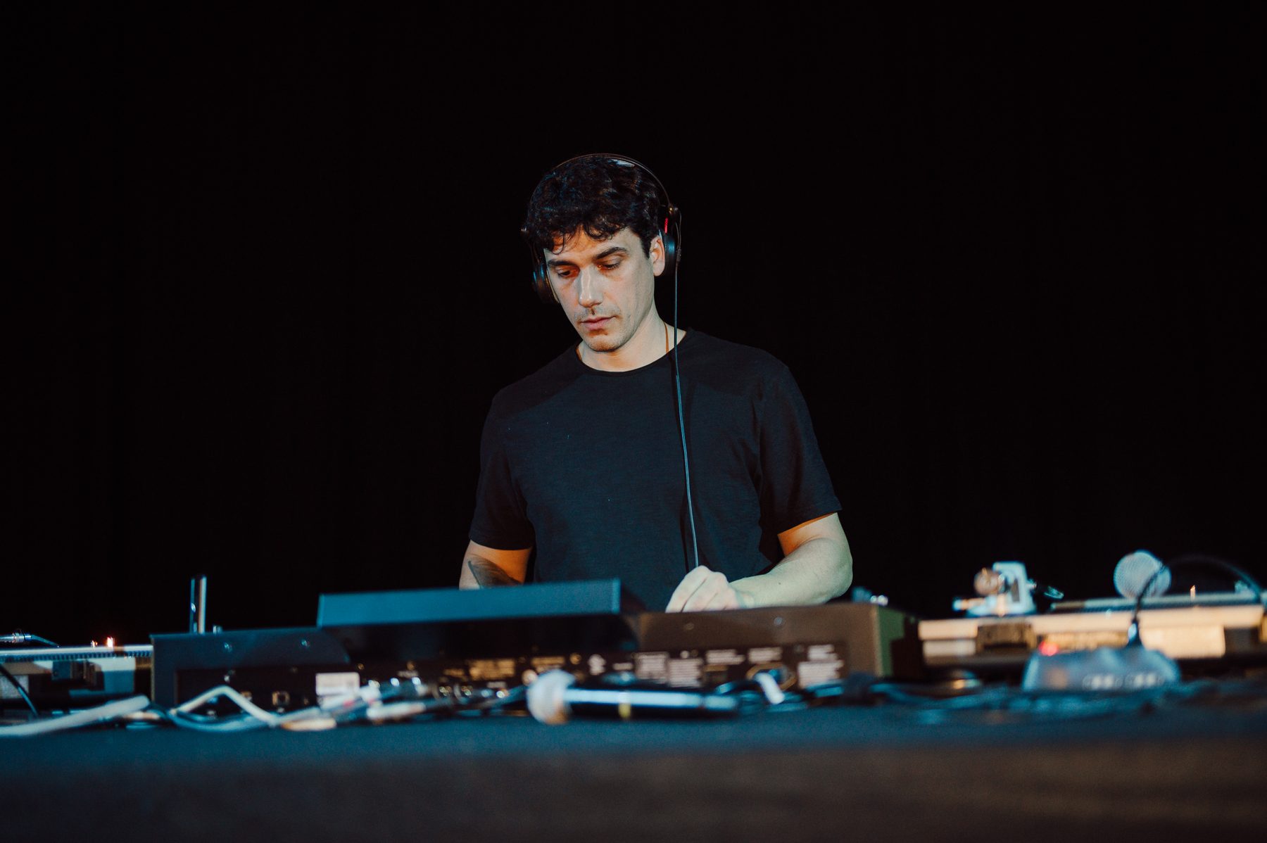 DJ set open air di Jam Mattia su palco all'aperto: console, controller e mixer per un evento pubblico serale