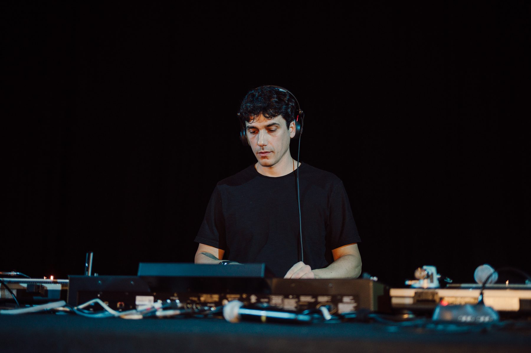 DJ set per festa aziendale: Jam Mattia alla console su sfondo scuro, musica per eventi corporate e convention