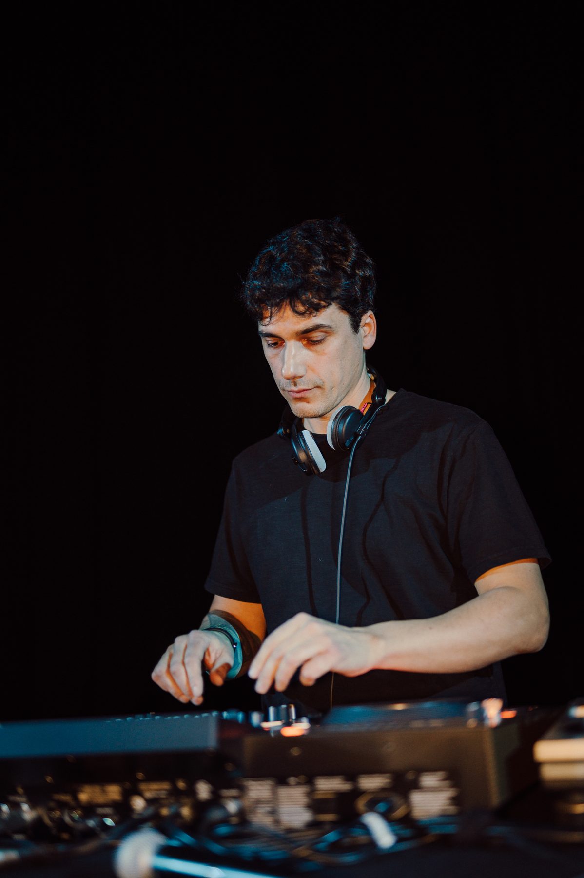 Jam Mattia in nero alla console con cuffie, DJ set di matrimonio in una villa storica del Vicentino