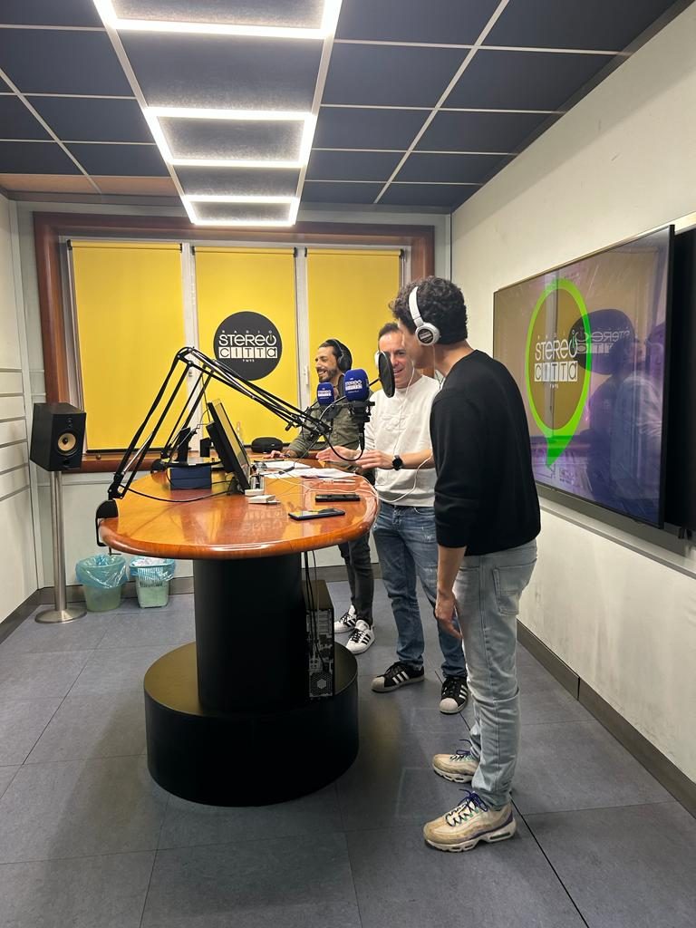 Jam Mattia ospite in uno studio radiofonico, intervista al microfono con cuffie