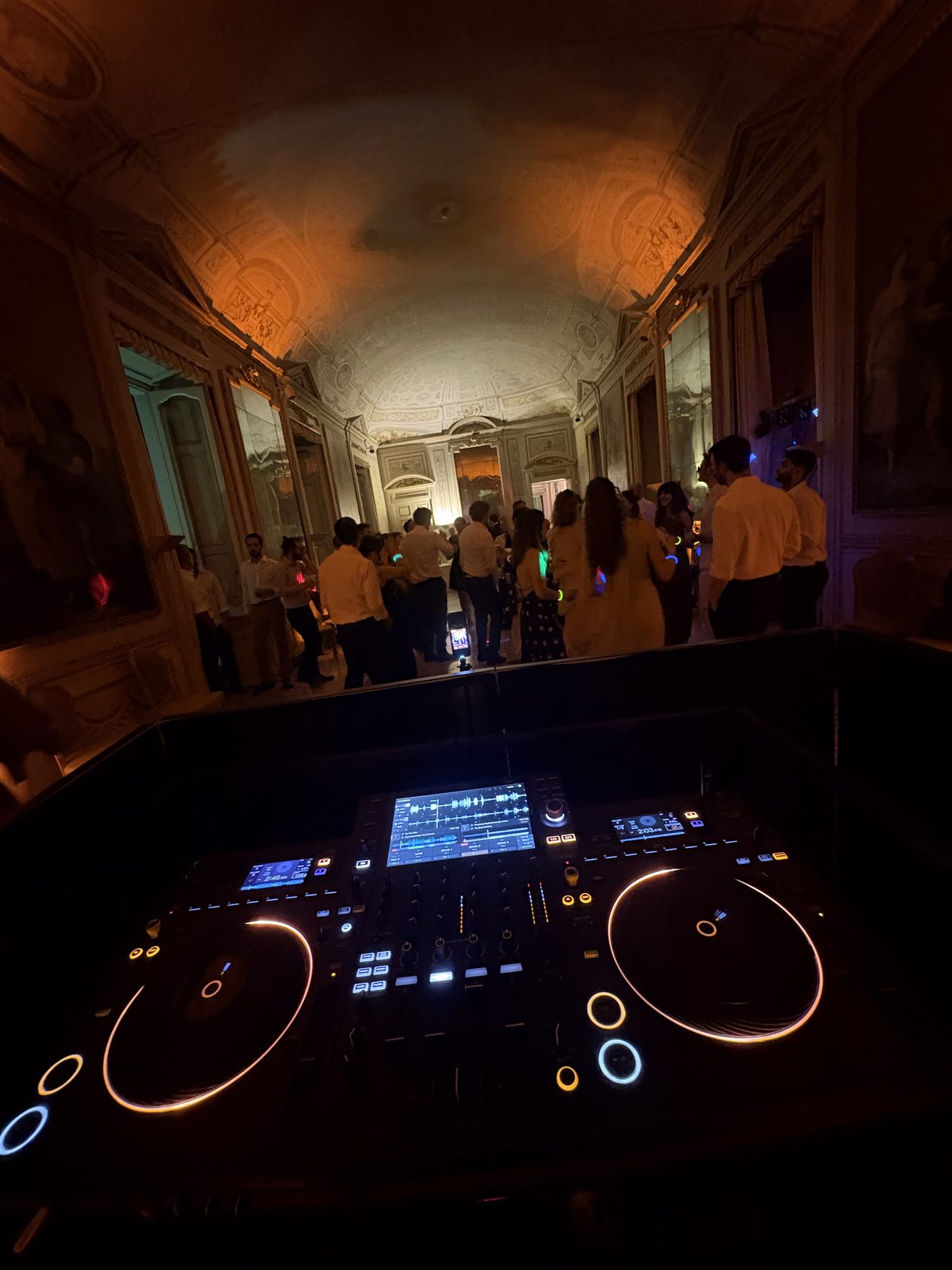 Matrimonio a Villa Borromeo (Monza, alle porte di Milano): console Pioneer in primo piano e salone affrescato con gli ospiti, DJ set Jam Mattia in Lombardia