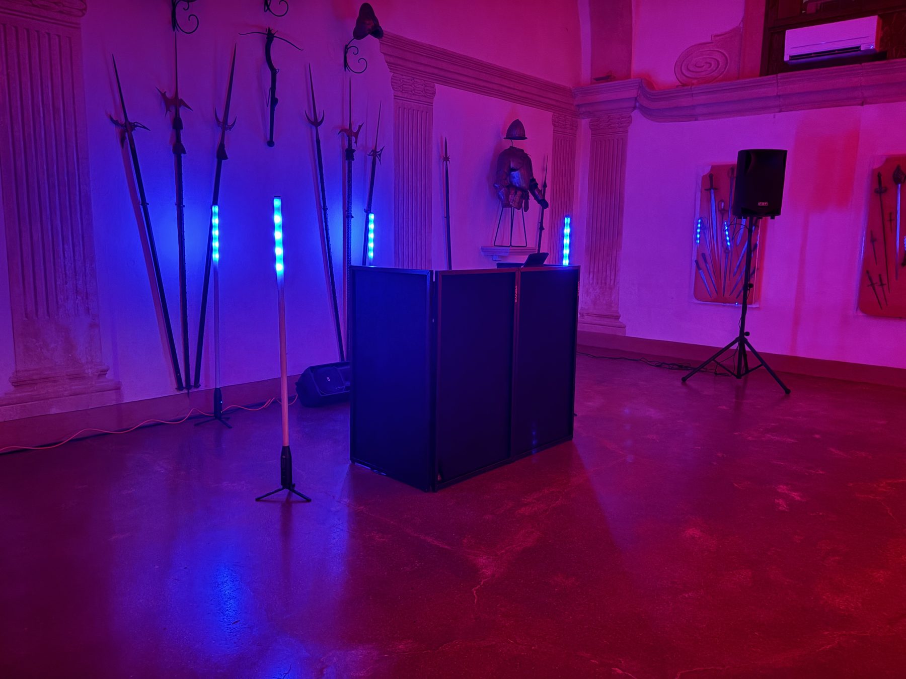 Sala delle Armi di Villa di Montruglio (Mossano, Vicenza) con postazione DJ e luci rosa e blu, allestita per la festa di matrimonio