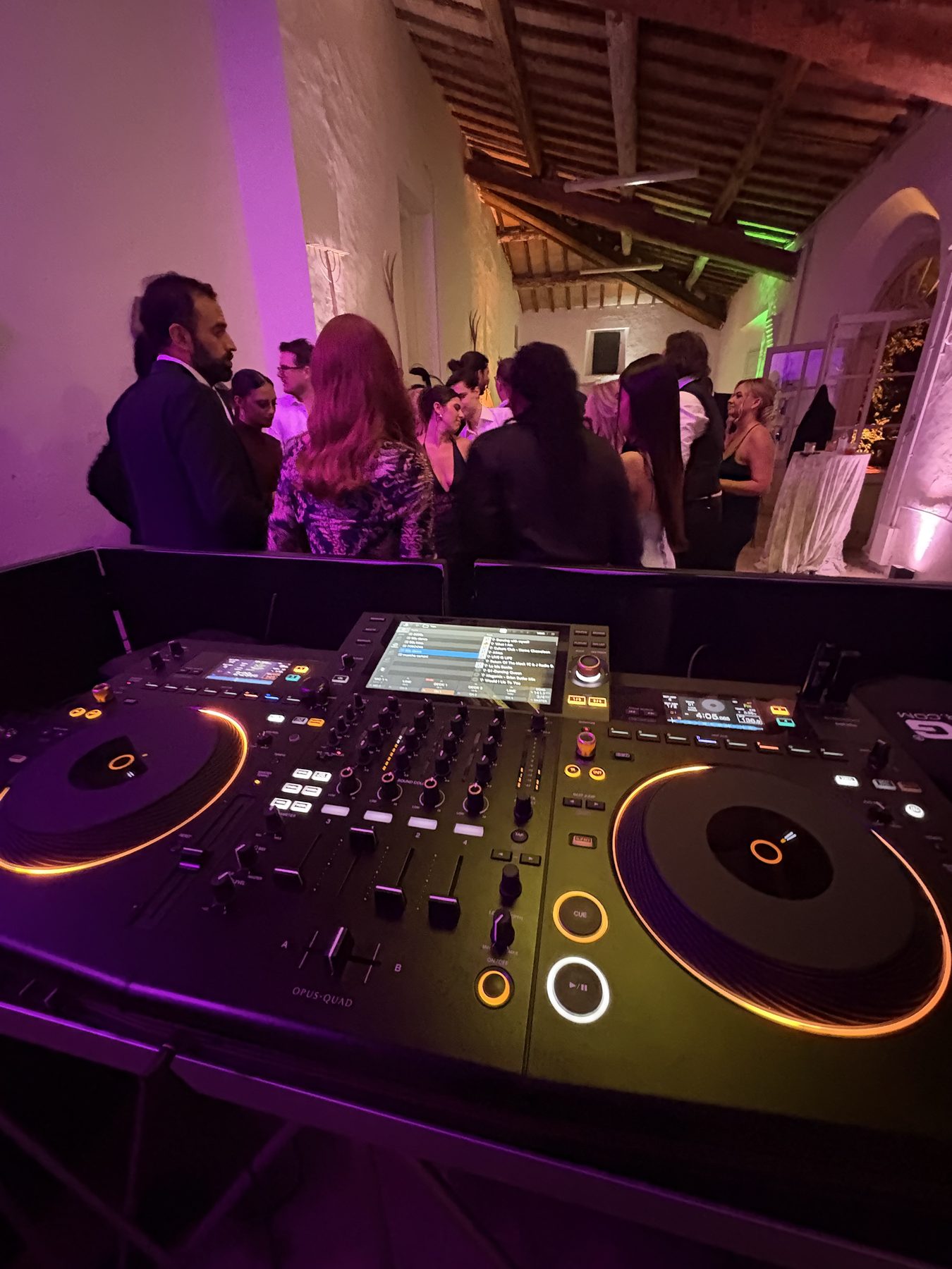 Matrimonio in Toscana a Villa Cetinale (Sovicille, Siena): console Pioneer DJ in primo piano e invitati nella sala storica, destination wedding con DJ Jam Mattia
