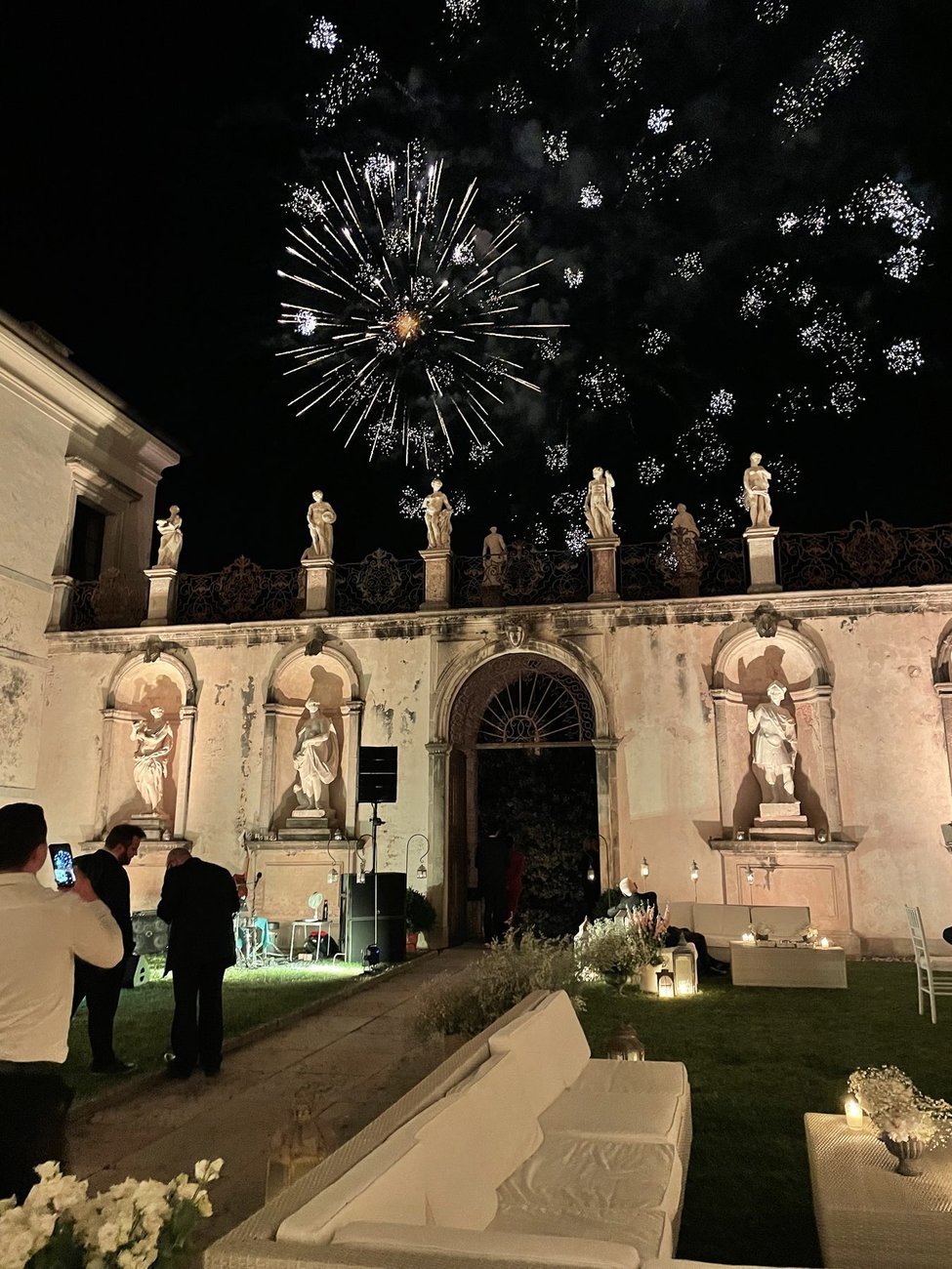 DJ set per matrimonio internazionale al Castello di San Salvatore (Susegana, Treviso): fuochi d'artificio sulla facciata del castello durante il taglio della torta, con la musica del DJ sincronizzata allo spettacolo pirotecnico