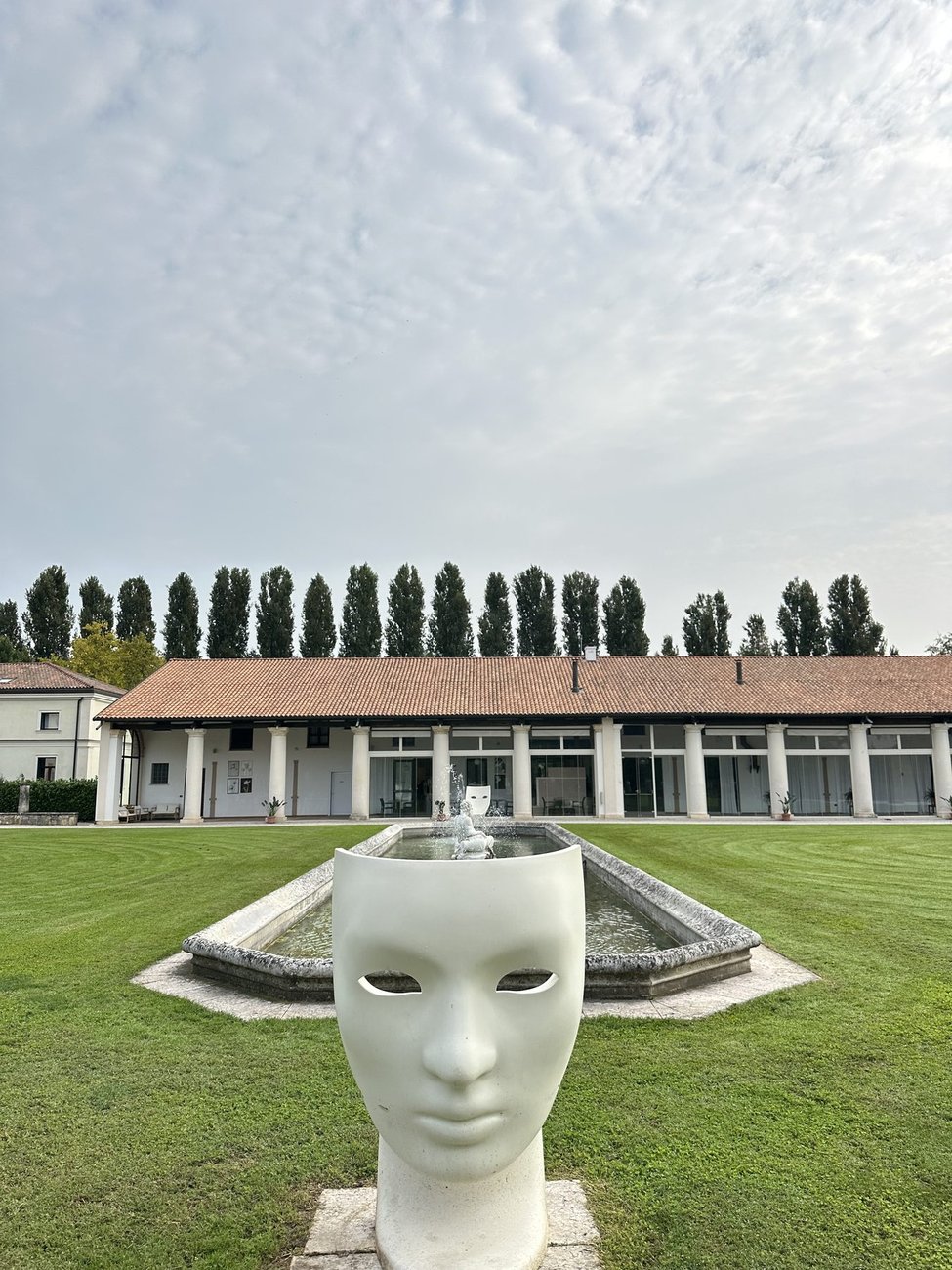 Parco di Villa Solatia (Caldogno, Vicenza) con la scultura a forma di volto e la villa sullo sfondo, location di matrimoni con DJ Jam Mattia