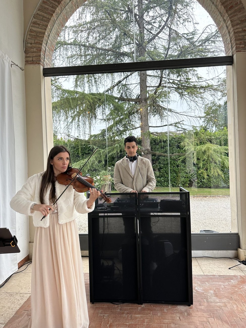 Cerimonia a Villa Solatia (Caldogno, Vicenza) con violinista dal vivo e DJ alla postazione sotto il portico: musica live per l'ingresso degli sposi