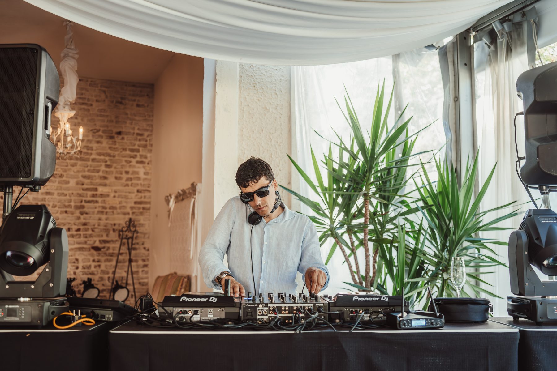 Jam Mattia alla console Pioneer tra casse e piante a Villa Wollemborg (Loreggia, Padova), DJ set di matrimonio in sala con tendaggio bianco