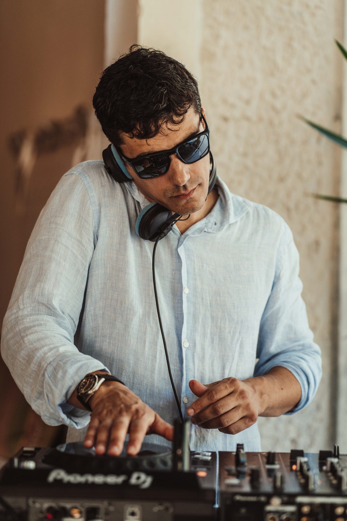 Jam Mattia alla console Pioneer DJ con cuffie e occhiali da sole durante un matrimonio a Villa Wollemborg (Loreggia, Padova), DJ set in camicia di lino per l'aperitivo