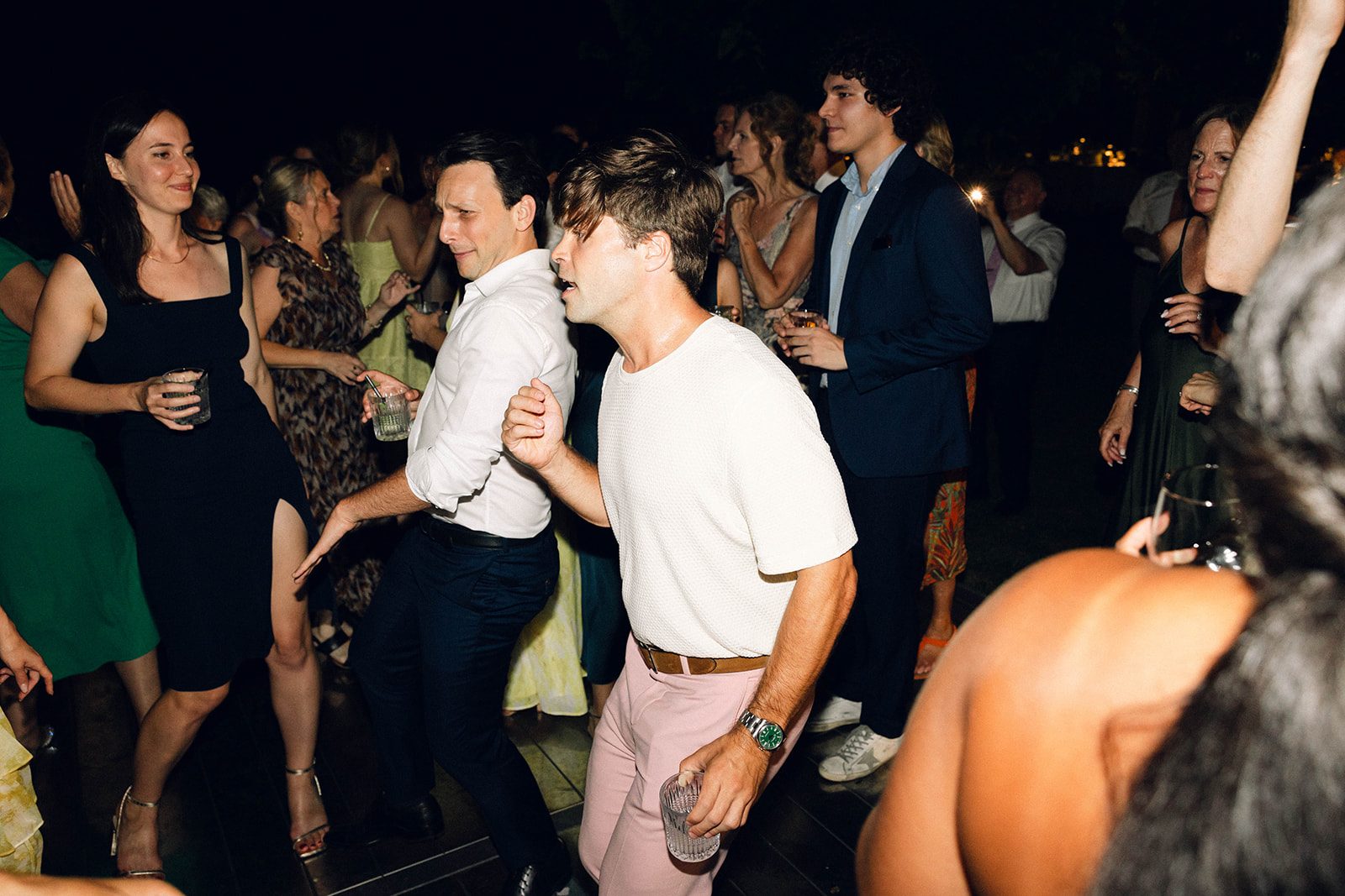 Ospiti che ballano all'aperto durante la festa di matrimonio a Villa Ca' Marcello (Padova): pista piena, abiti eleganti e DJ set live di Jam Mattia