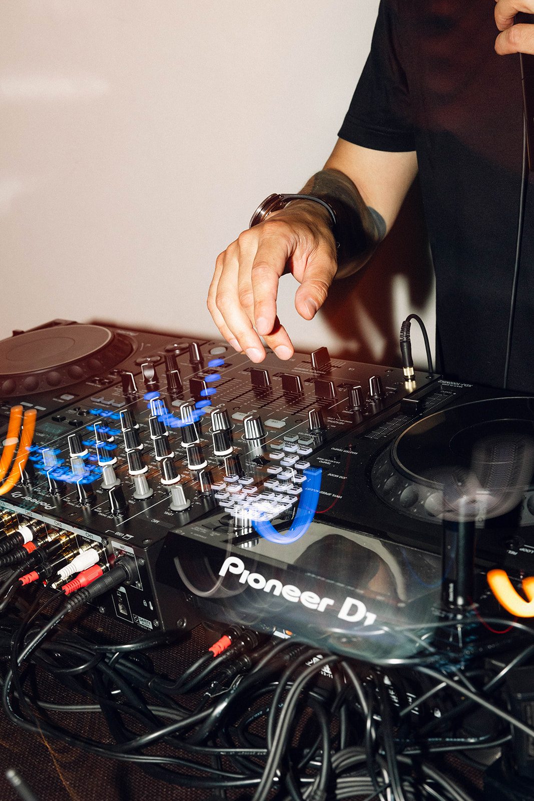 Dettaglio della mano del DJ sul mixer Pioneer DJ durante un matrimonio: controllo di equalizzatore e filtri per un mix pulito e continuo