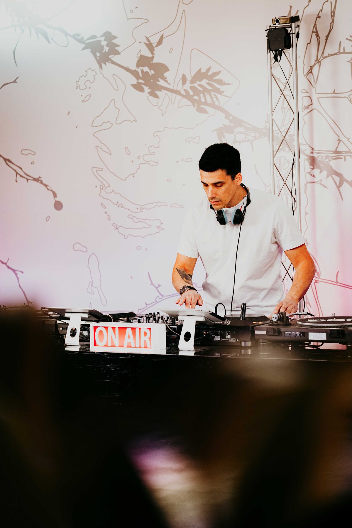 Jam Mattia in DJ set deep house in radio: console e cartello ON AIR, selezione elettronica dal vivo per la diretta radiofonica
