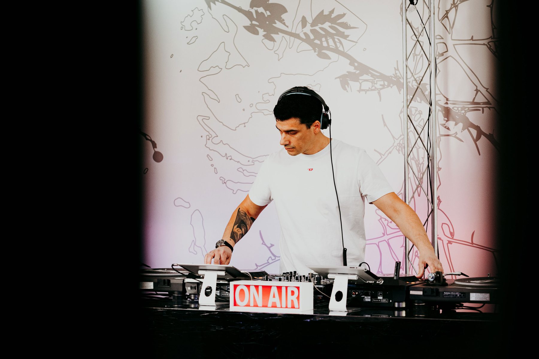Jam Mattia in DJ set in radio con cartello ON AIR, diretta con selezione house ed elettronica