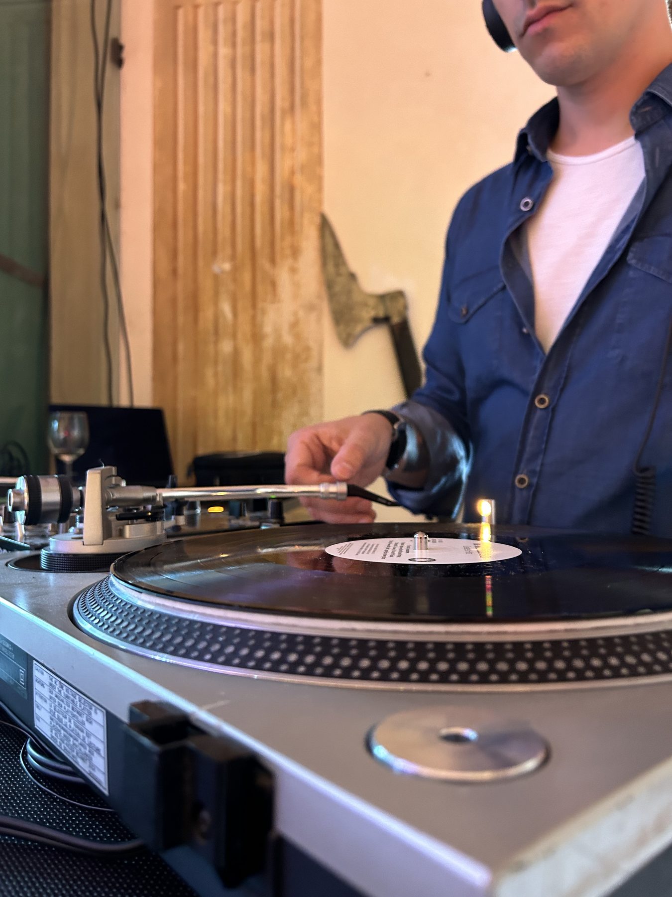 Dettaglio del giradischi Technics del Vinyl Bar con la mano del DJ che posa la puntina sul vinile, aperitivo di matrimonio con dischi scelti dagli ospiti