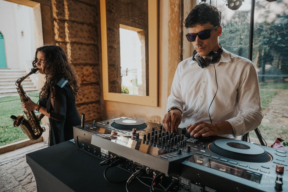 DJ set con sax dal vivo a Villa Pacchierotti (Limena, Padova): Jam Mattia alla console con giradischi e la sassofonista accanto durante l'aperitivo di matrimonio