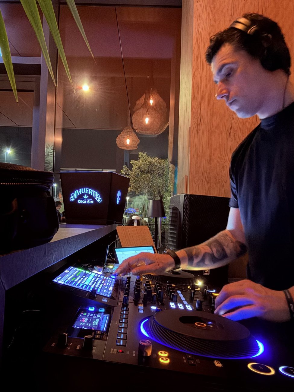 Jam Mattia alla console del Boma Club (Albignasego, Padova): DJ set serale in club con giradischi e luci calde