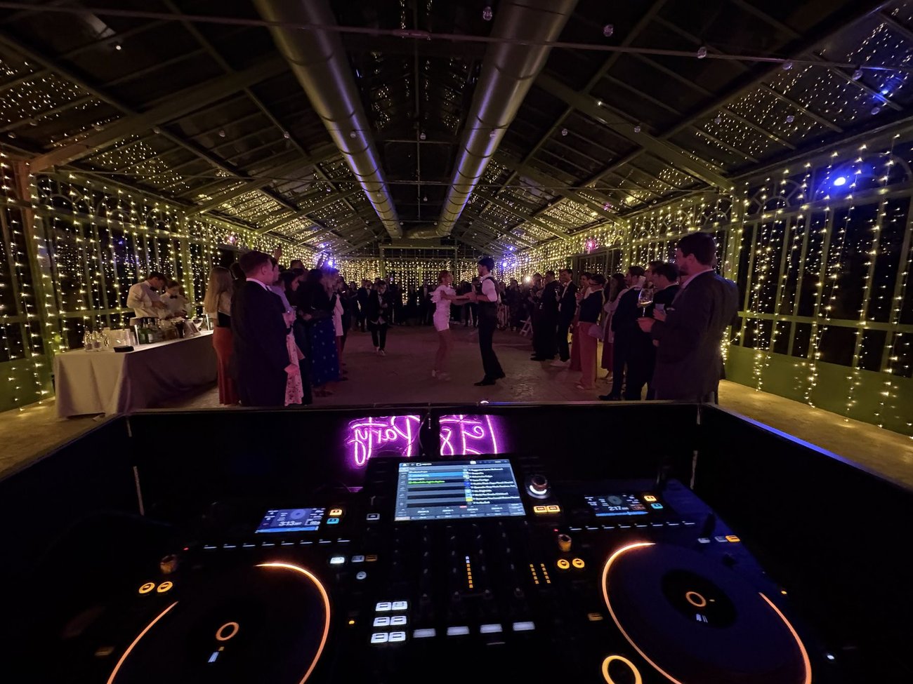 Festa di matrimonio nella serra di Villa Solatia (Caldogno, Vicenza): setup allestito all'interno con impianto audio professionale, console Pioneer e luci a filo, per far ballare tutti gli ospiti