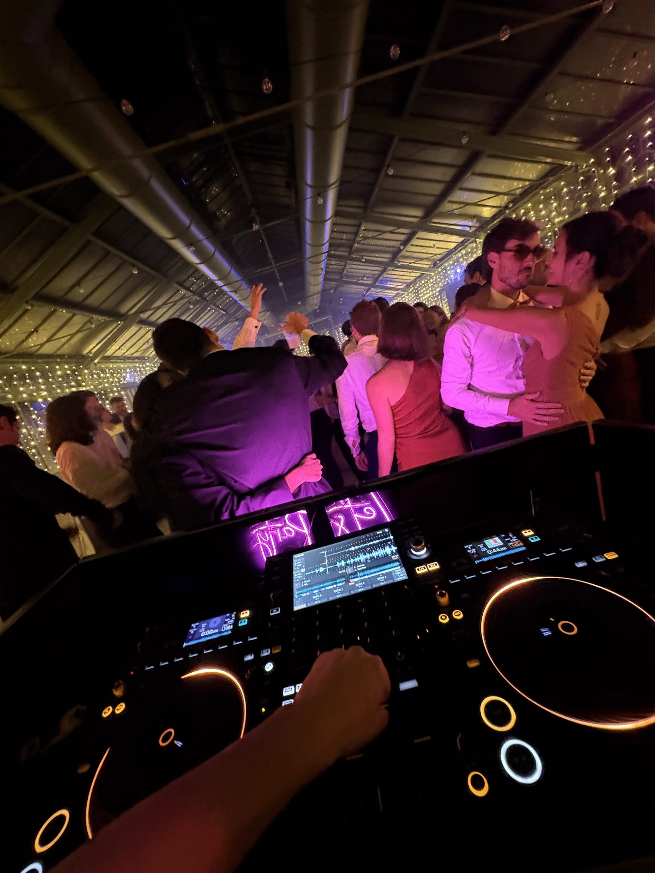 Dance party nella serra di Villa Solatia (Caldogno, Vicenza): console Pioneer in primo piano, pista piena di invitati sotto le luci viola e le tende luminose