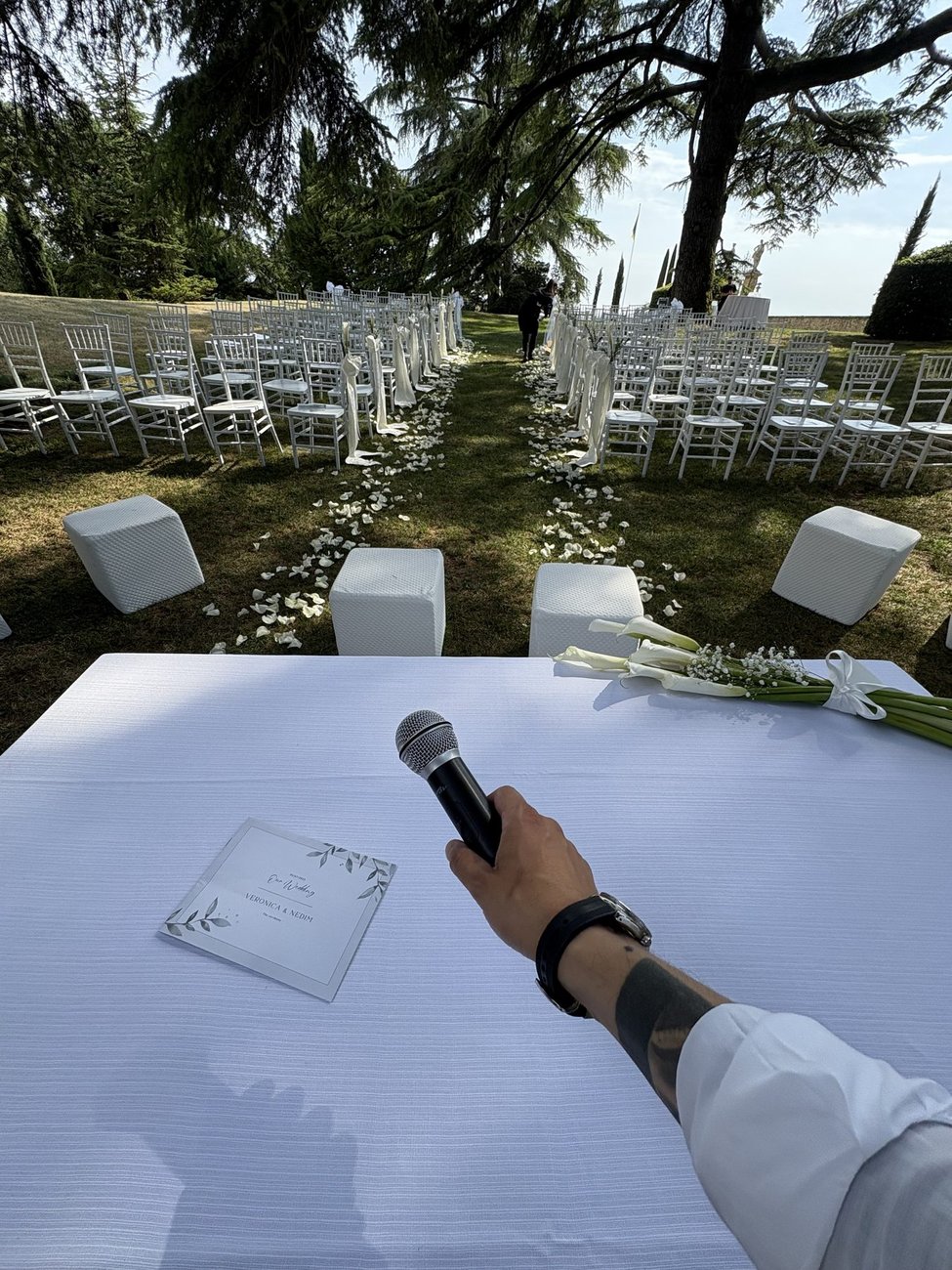Microfono pronto per la cerimonia di matrimonio nel parco di Villa Pacchierotti (Limena, Padova): sedie bianche sul prato e tavolo del rito, servizio audio cerimonia Jam Mattia