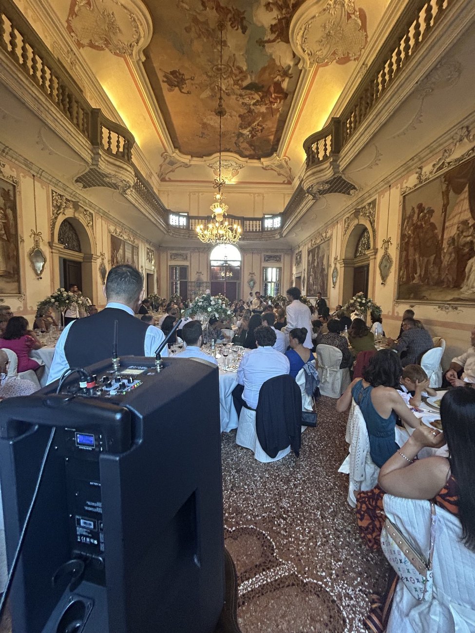 Interno affrescato di Villa Ca' Marcello (Padova) durante la cena di matrimonio: cassa su stativo e tavolate degli ospiti sotto il soffitto decorato