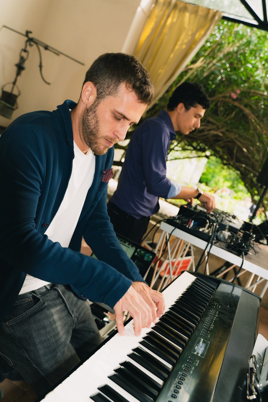 Vinyl Bar, il format Jam Mattia per l'aperitivo di matrimonio: DJ set con vinili e giradischi affiancato da un pianista dal vivo; gli ospiti scelgono i dischi dalle ceste davanti alla console e li porgono ai musicisti, che li suonano live