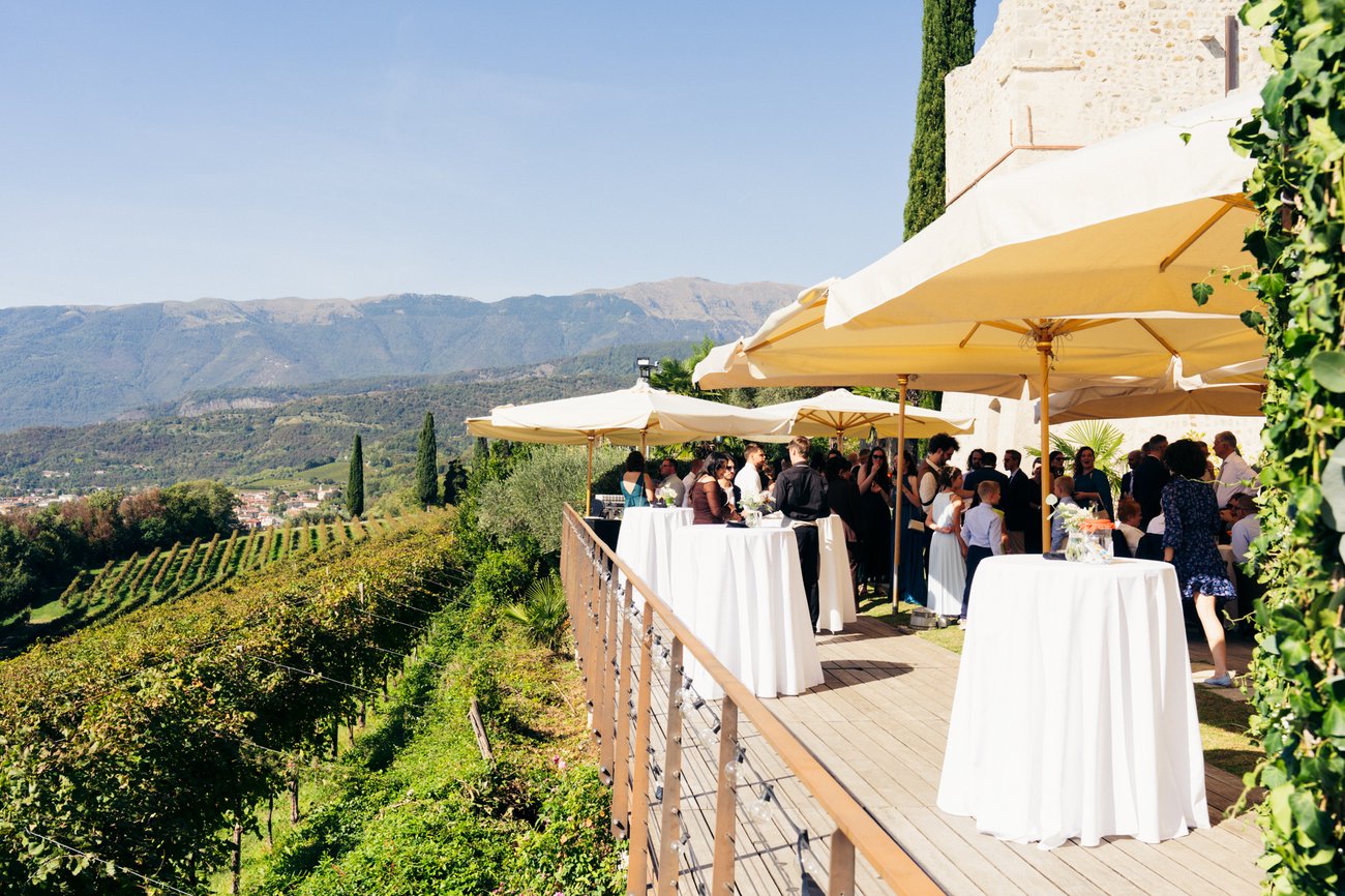 Aperitivo di matrimonio nella zona esterna di Castelletto Eventi (Treviso) con vista sulle colline: DJ set più sassofono dal vivo, il sax gira tra gli ospiti sotto gli ombrelloni e anima la giornata
