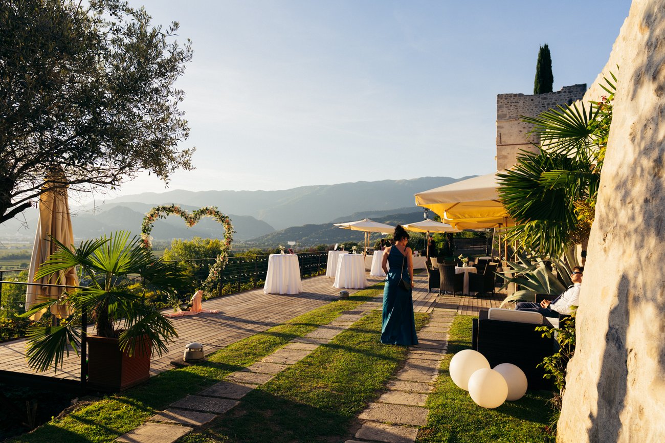 Terrazza di Castelletto Eventi (Treviso) allestita per il matrimonio: cuore di fiori, tavoli bianchi e vista sulle colline, cornice del DJ set di Jam Mattia