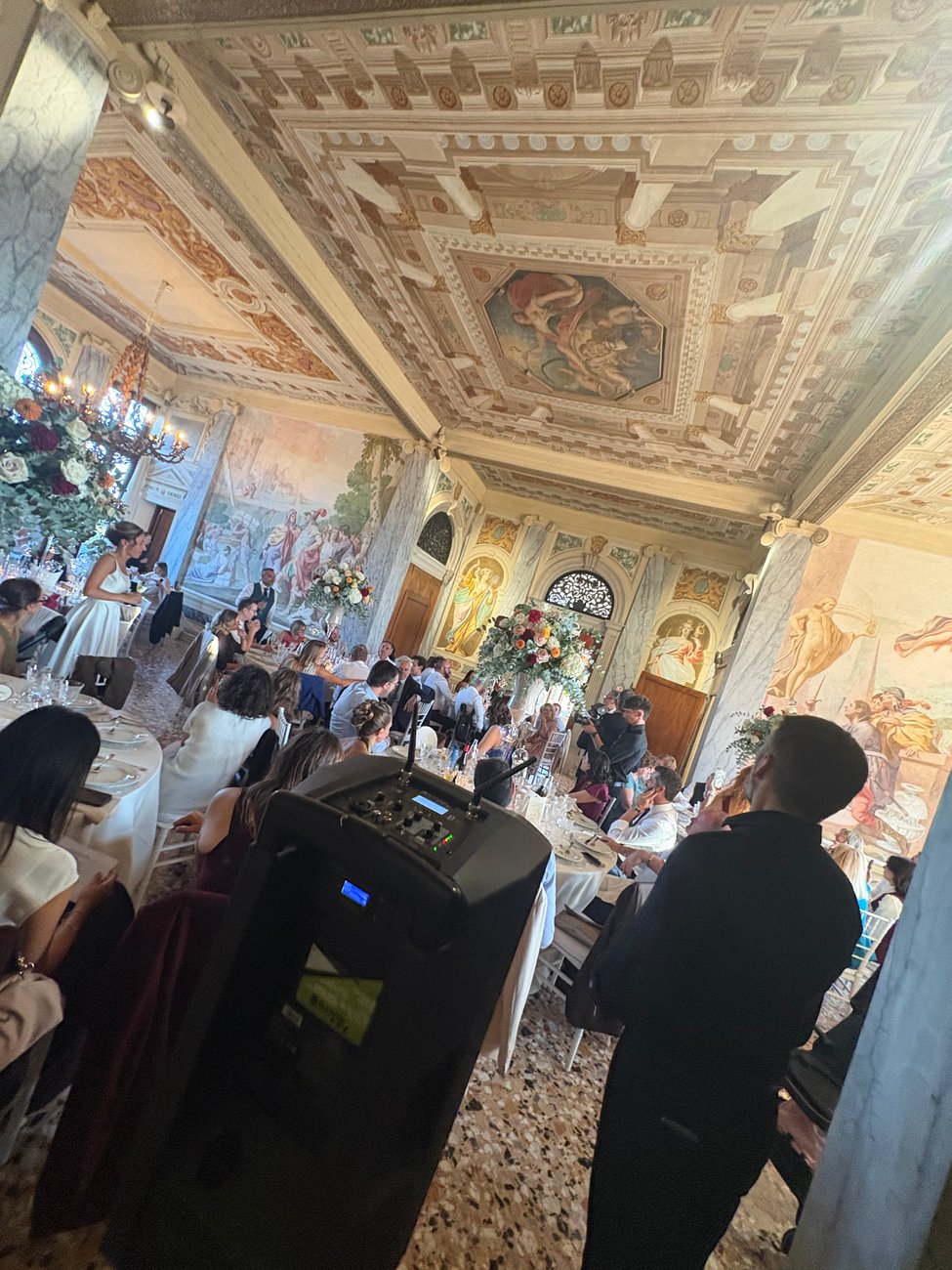 Cena di matrimonio nel salone affrescato di Villa Selvatico (Battaglia Terme, Padova): cassa su stativo e tavoli degli ospiti, sonorizzazione discreta della parte dinner