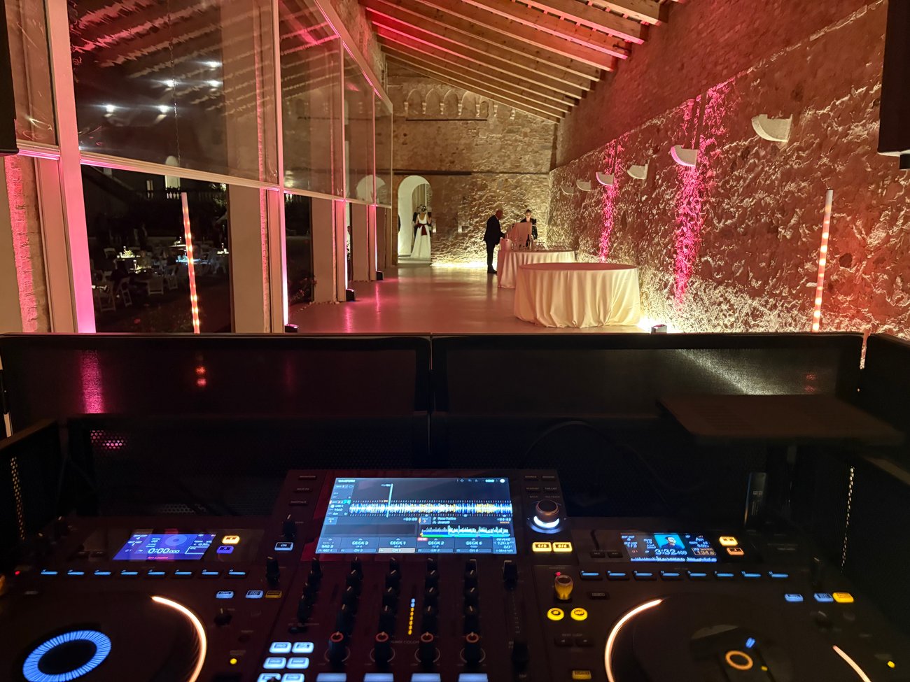Sala di Villa Selvatico (Battaglia Terme, Padova) con luci rosa e console Pioneer in primo piano, allestimento per la festa di matrimonio con DJ Jam Mattia