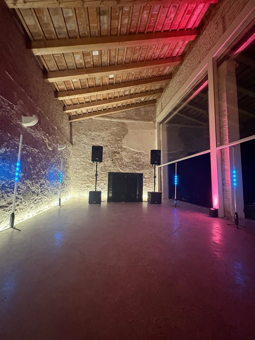 Sala in pietra di Villa Selvatico (Battaglia Terme, Padova) con postazione DJ e luci blu, allestimento prima della festa di matrimonio