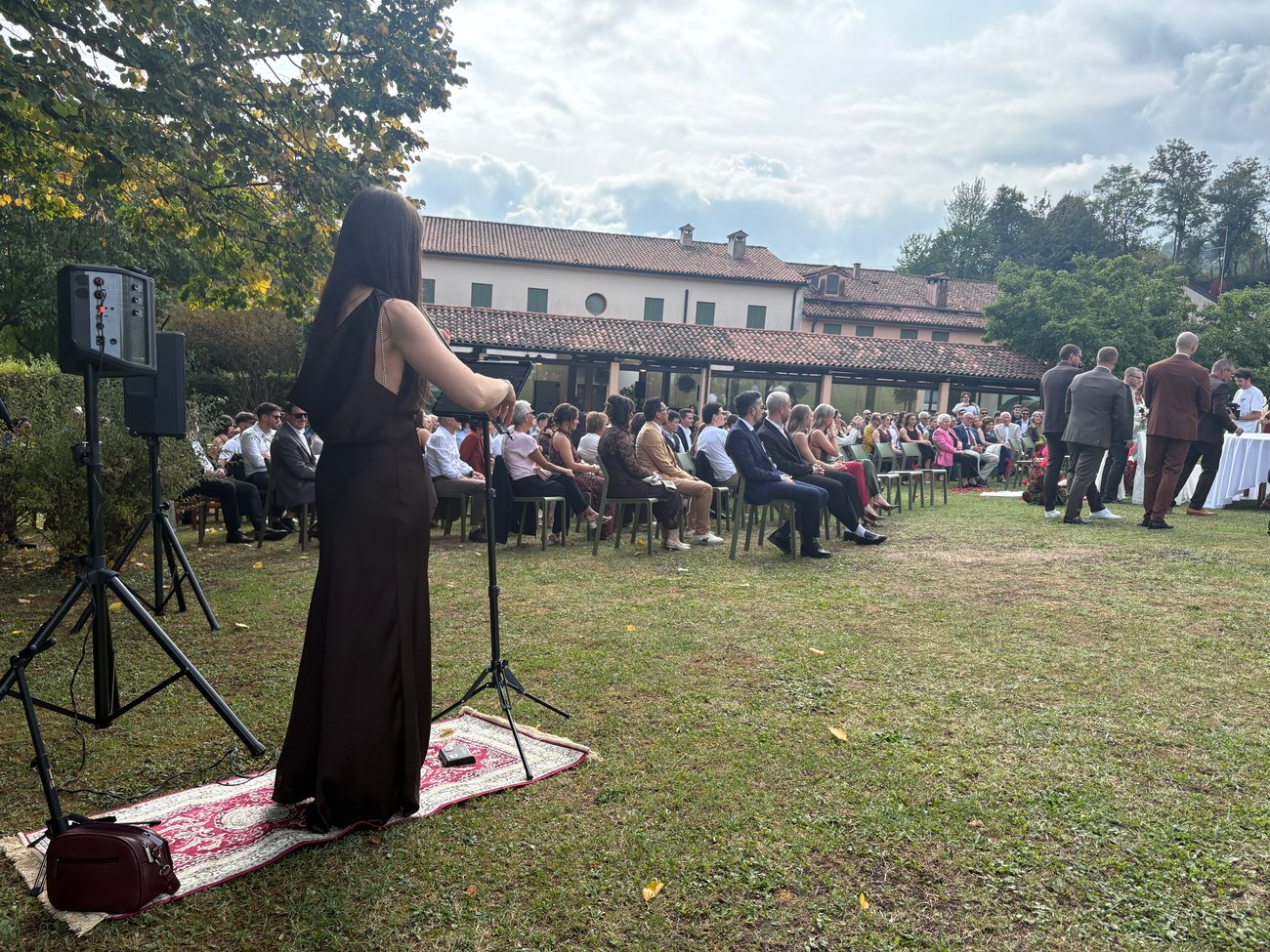 Violinista con violino elettrico durante la cerimonia di matrimonio all'aperto alla Locanda Perinella (Brogliano, Vicenza), impianto audio a batteria di Jam Mattia per gli invitati sul prato