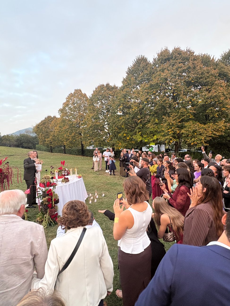 Invitati in piedi sul prato della Locanda Perinella (Brogliano, Vicenza) durante la cerimonia di matrimonio all'aperto con audio Jam Mattia